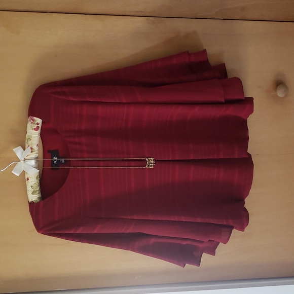 Elegant Blouse w/Necklace - Picture 1 of 10